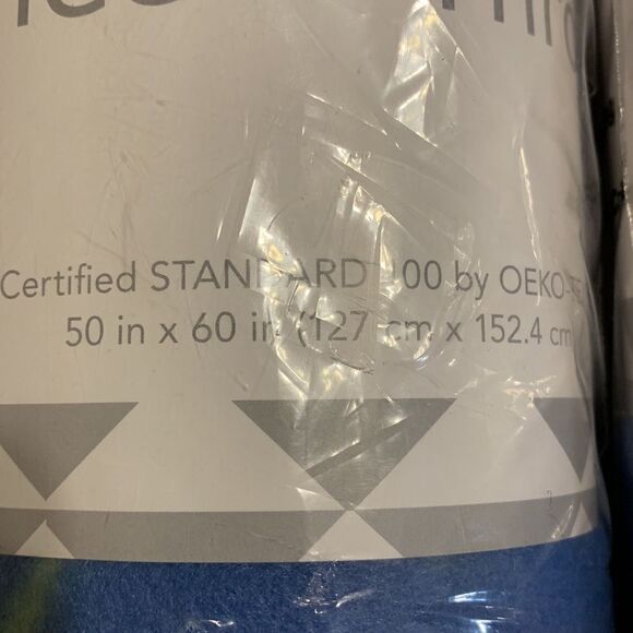 Set of two fleece throws. New in package and only opened for photos - Picture 3 of 5